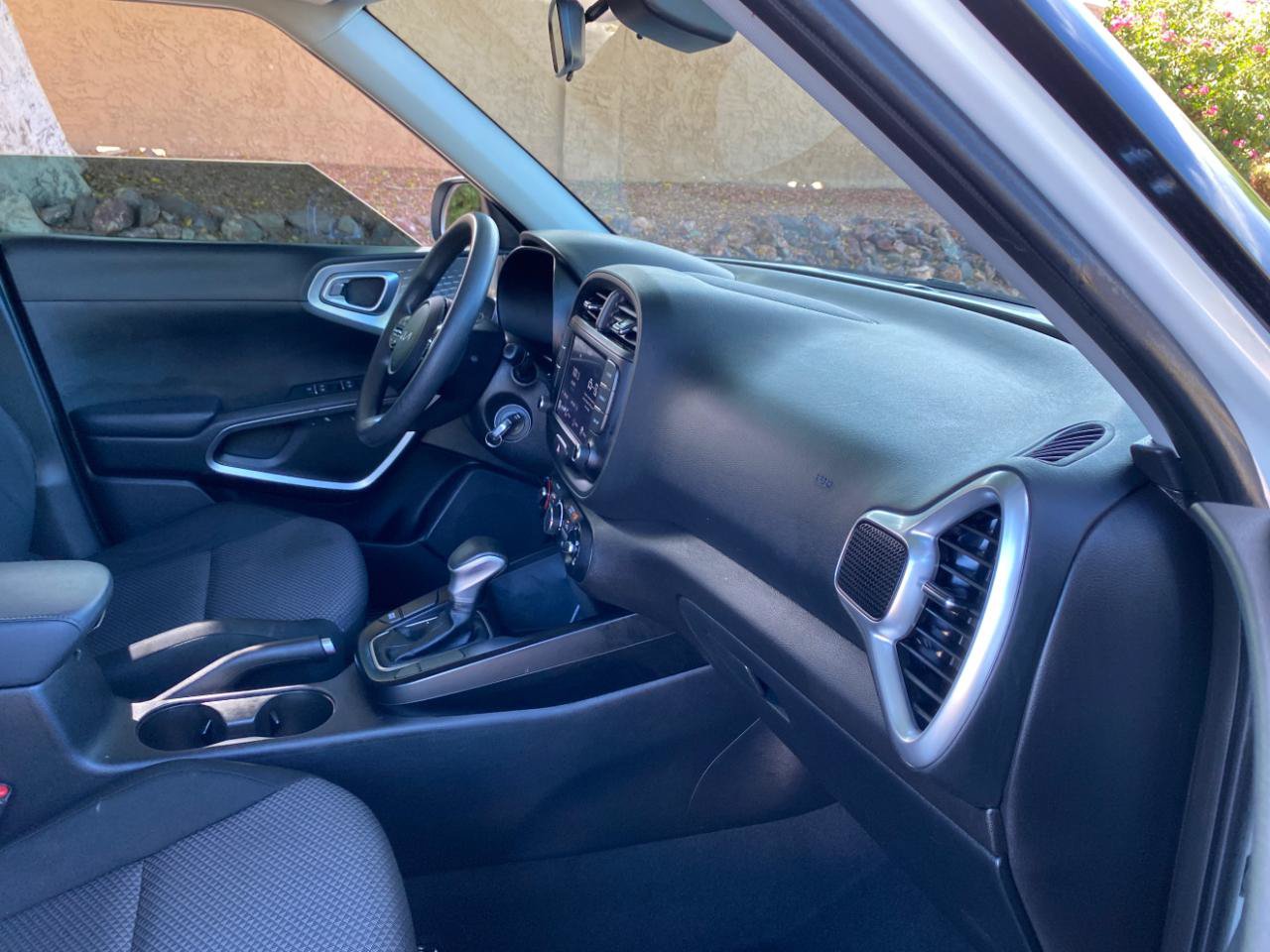 Used 2025 Kia Soul LX w/ LX Technology Package FWD image 48