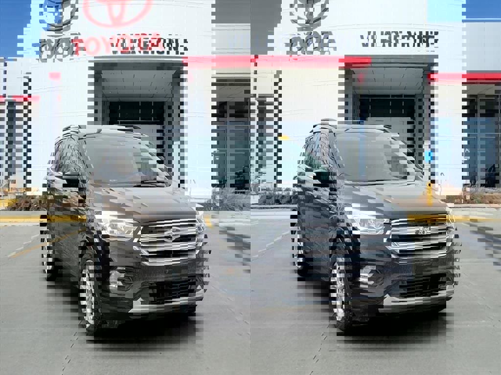 Used 2017 Ford Escape SE w/ Equipment Group 201A image 3