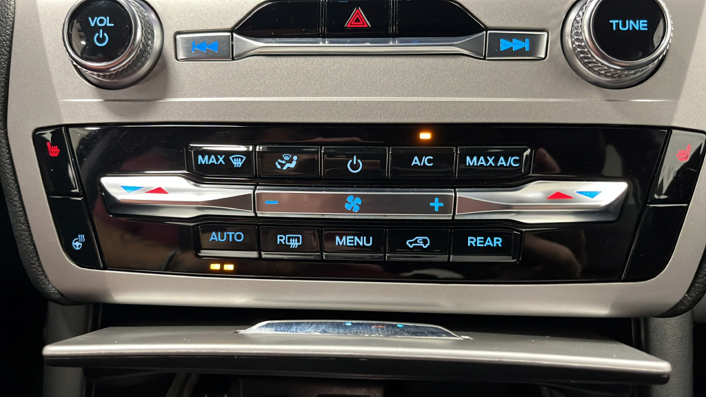 Used 2023 Ford Explorer XLT w/ Equipment Group 202A AWD/4WD image 16