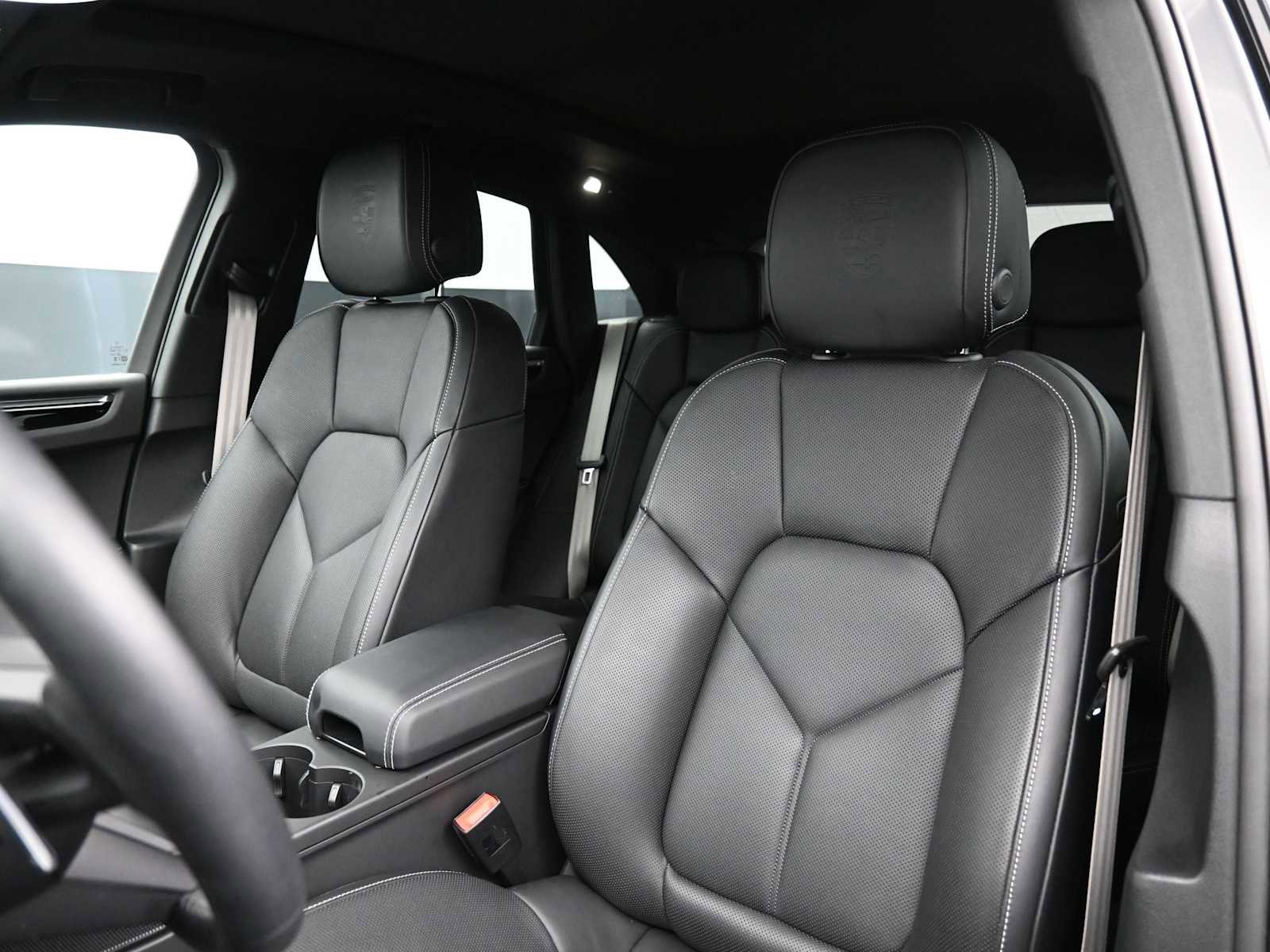 Certified 2025 Porsche Macan Turbo AWD/4WD image 5