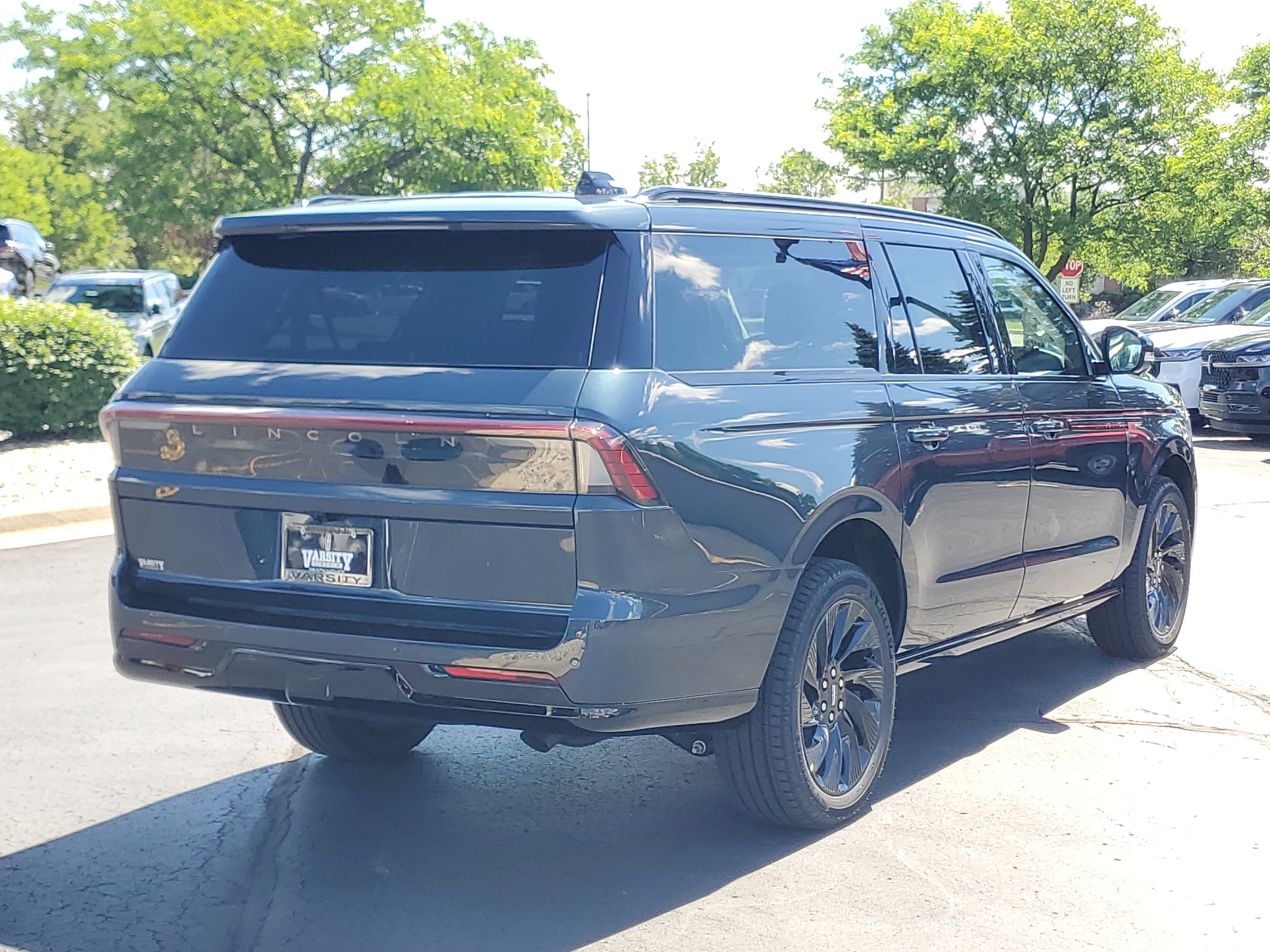 New 2026 Lincoln Navigator L Reserve w/ Jet Appearance Package AWD/4WD image 4