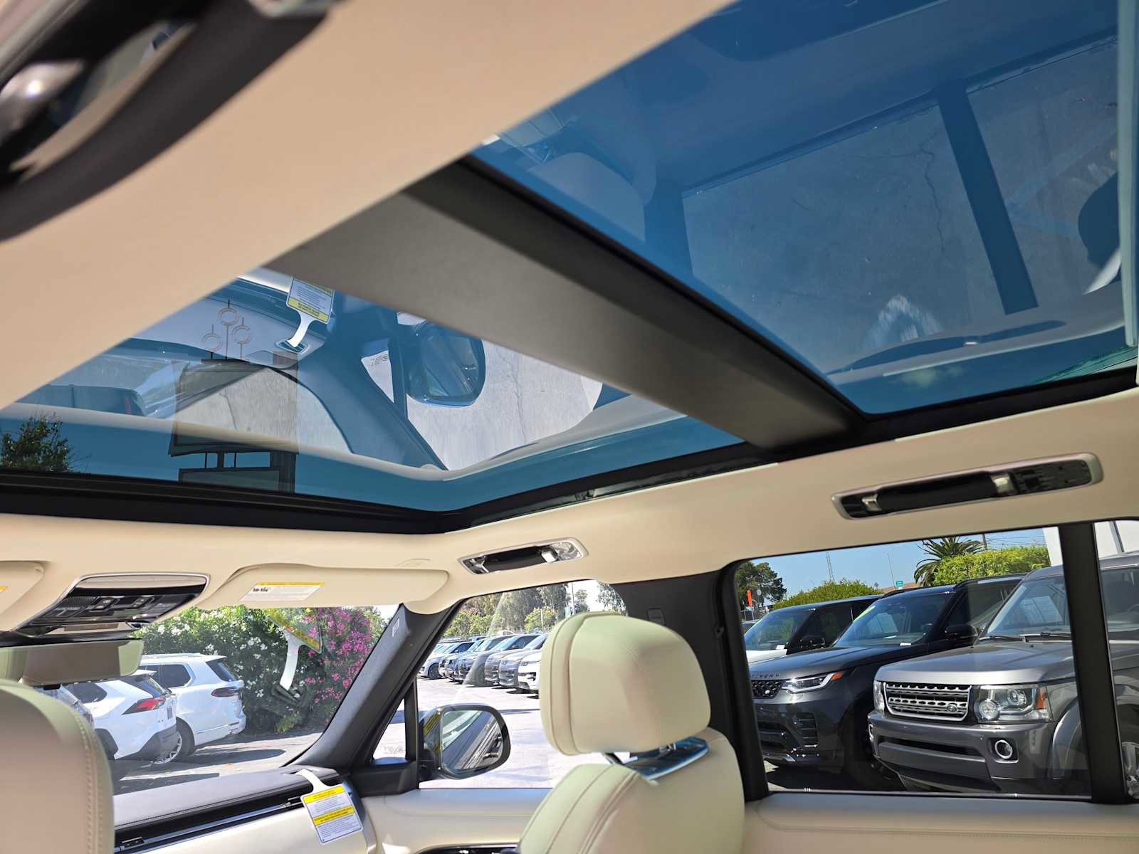 New 2025 Land Rover Range Rover SE image 21