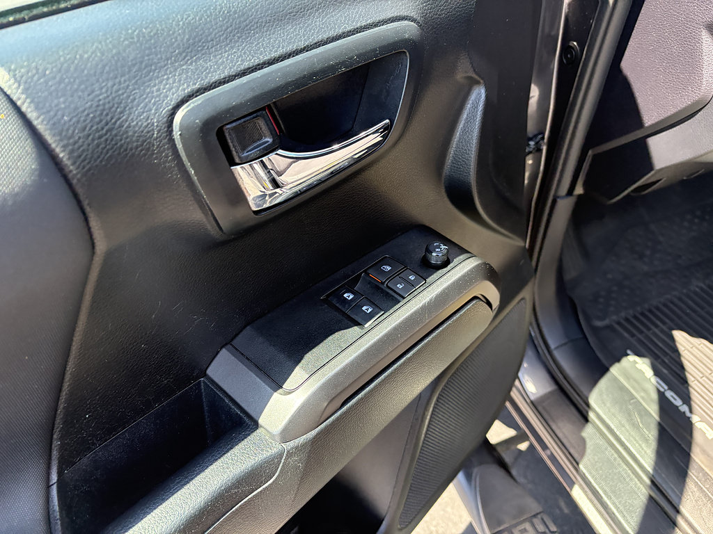 Used 2019 Toyota Tacoma TRD Sport AWD/4WD image 16