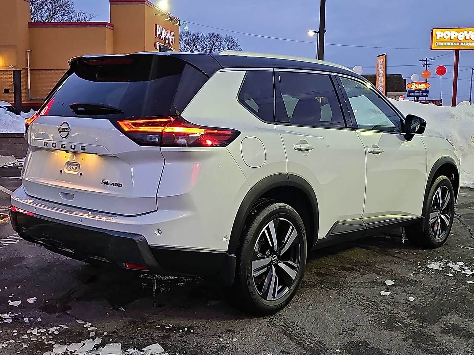 Used 2025 Nissan Rogue SL image 6