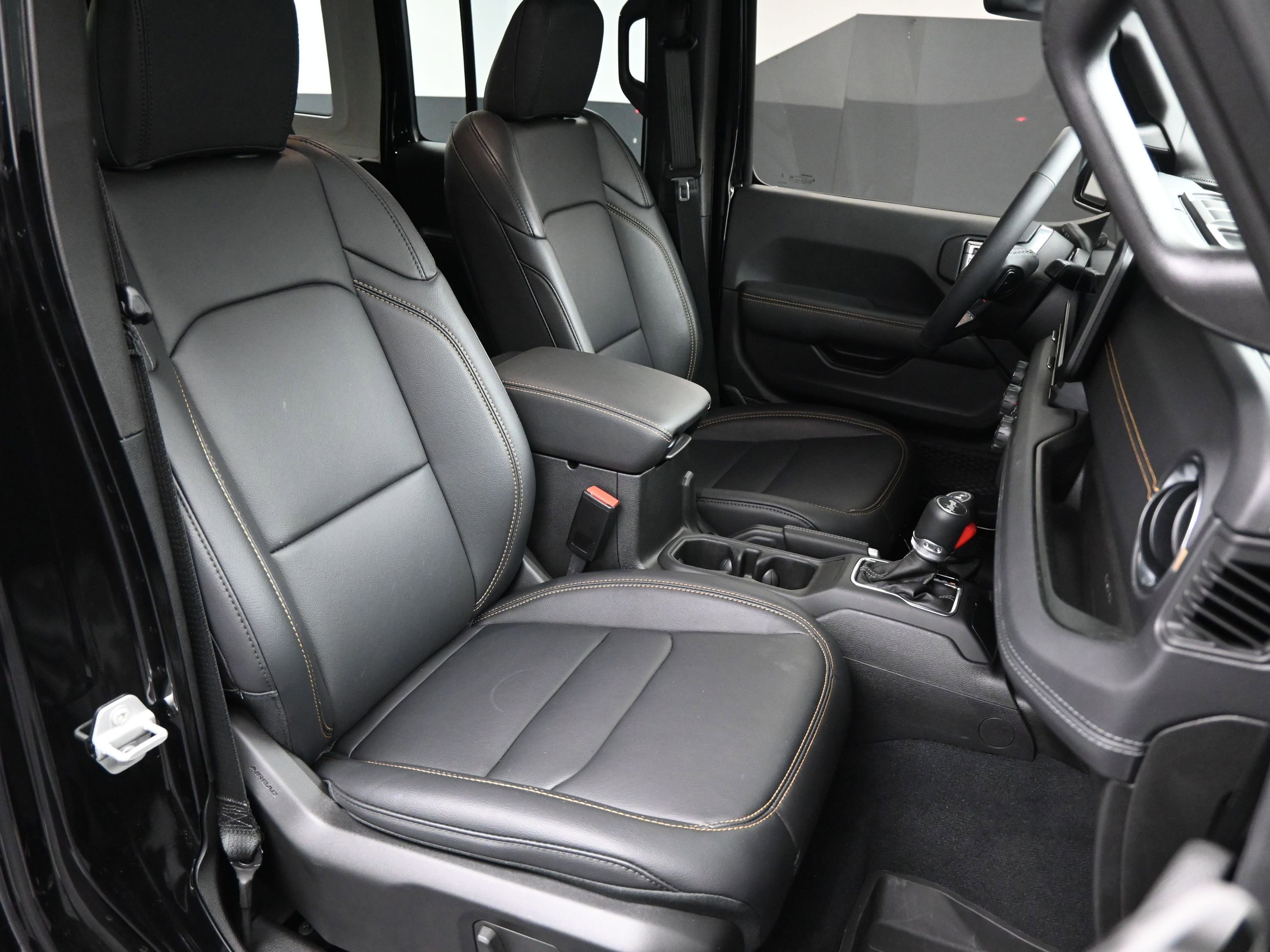 Used 2025 Jeep Wrangler Sahara image 10