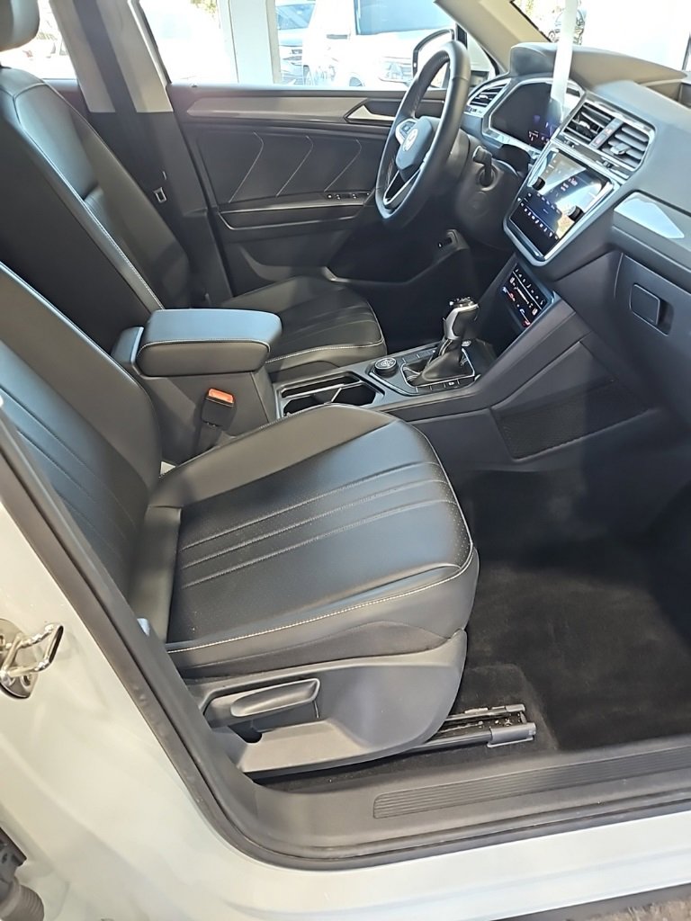 Used 2024 Volkswagen Tiguan SE w/ Panoramic Sunroof Package image 13