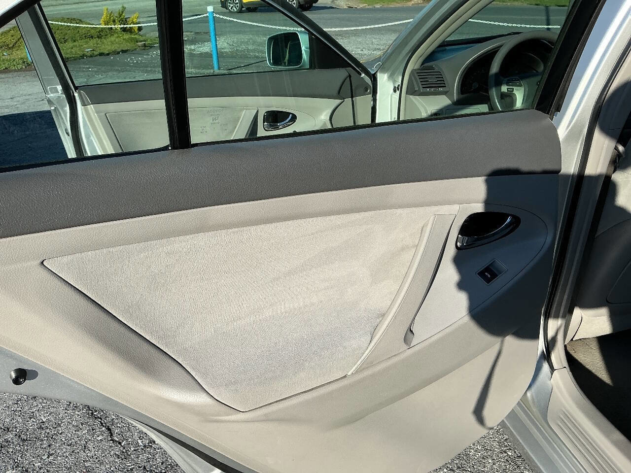 Used 2011 Toyota Camry LE FWD image 19