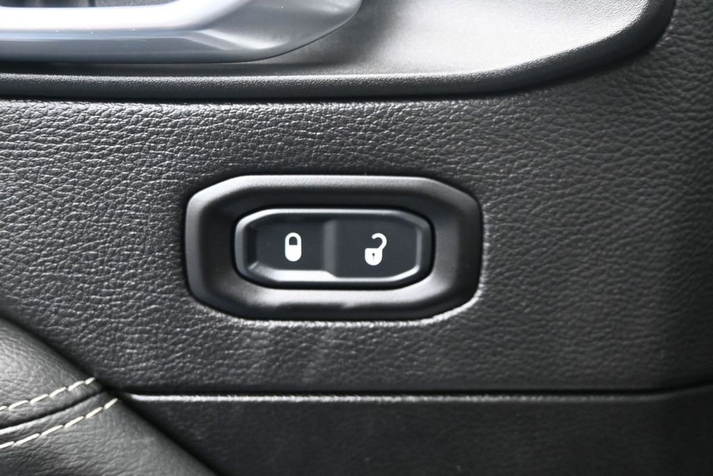 Used 2021 Jeep Wrangler Unlimited Sahara w/ Uconnect 4C Nav & Sound Group AWD/4WD image 13