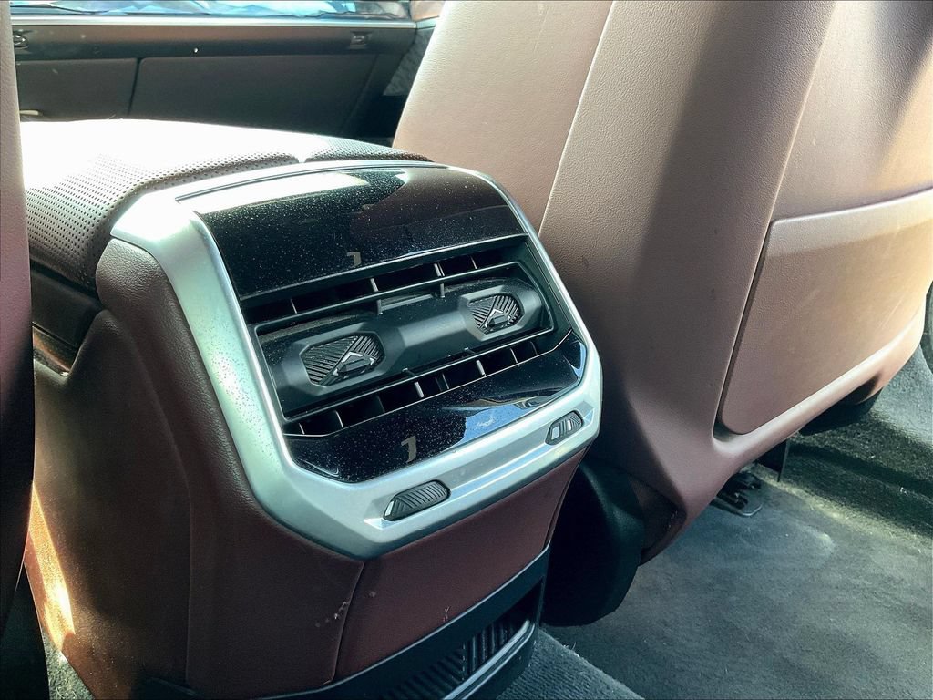 Used 2023 BMW i7 xDrive60 AWD/4WD image 10