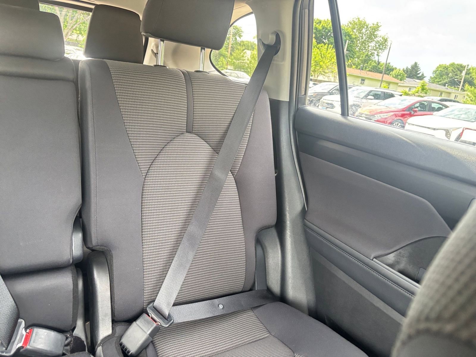 Used 2025 Toyota Highlander LE FWD image 39