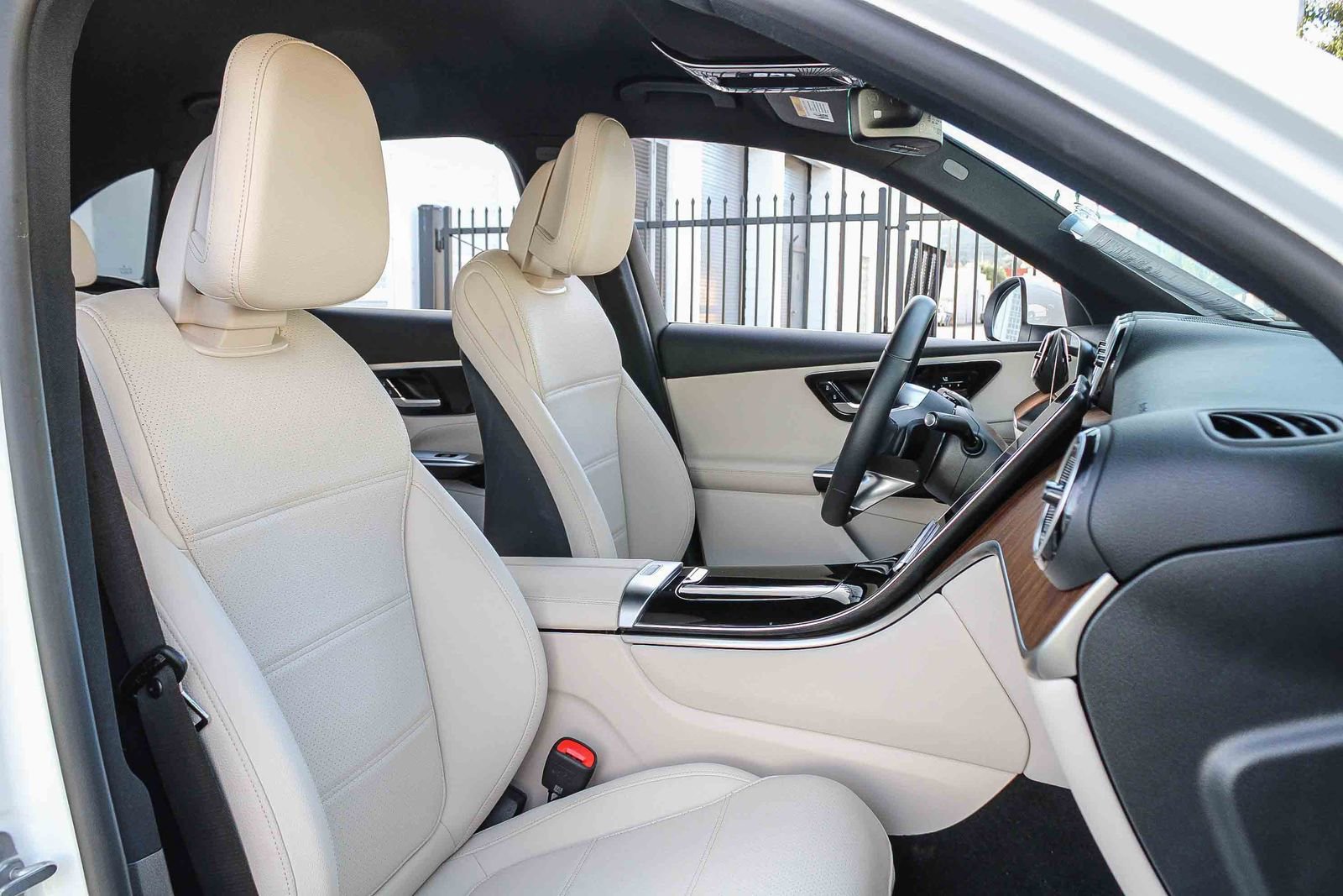 Used 2025 Mercedes-Benz GLC 300 image 16