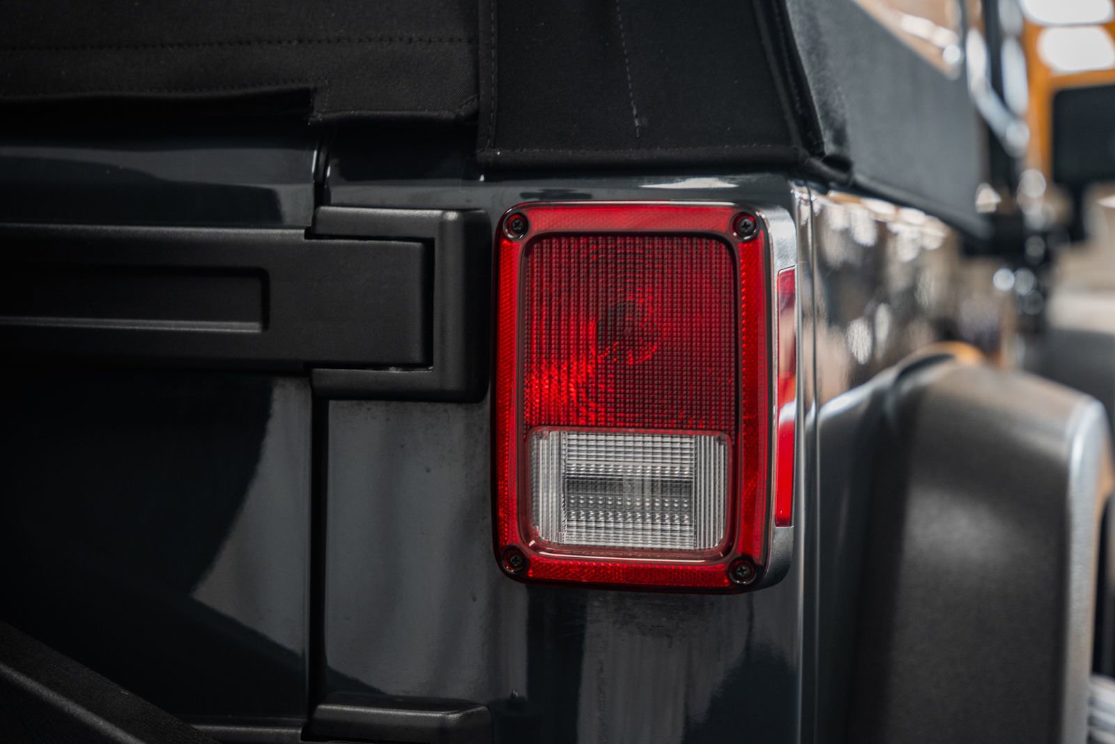 Used 2017 Jeep Wrangler Unlimited Rubicon w/ Connectivity Group image 7