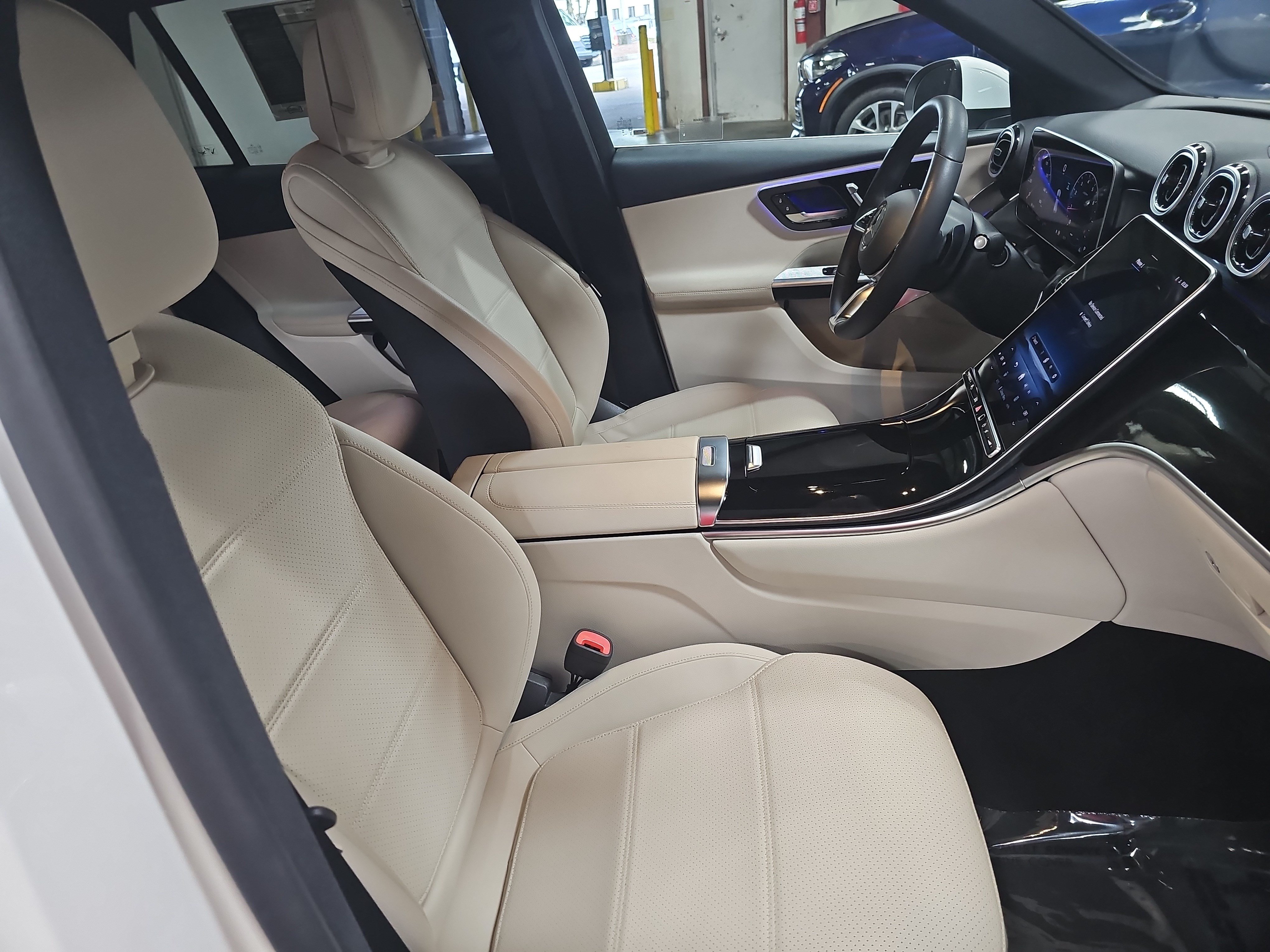 Used 2025 Mercedes-Benz GLC 300 4MATIC image 11