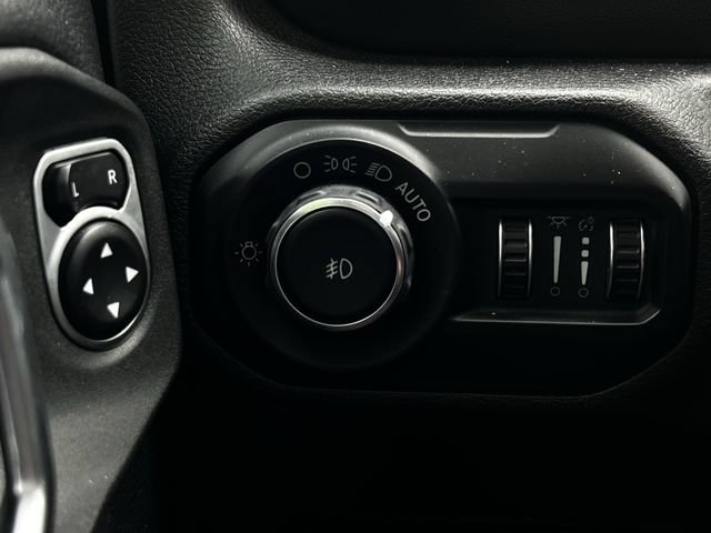 Used 2018 Jeep Wrangler Unlimited Sahara AWD/4WD image 24