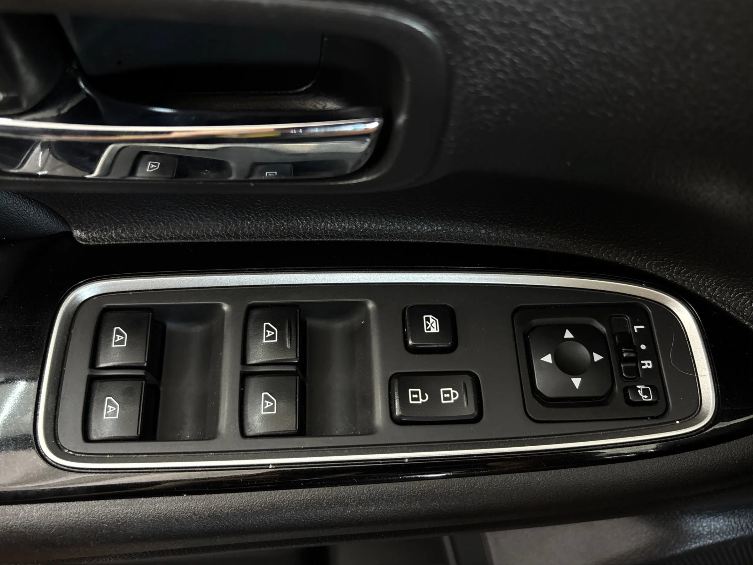 Used 2021 Mitsubishi Outlander SEL AWD/4WD image 39