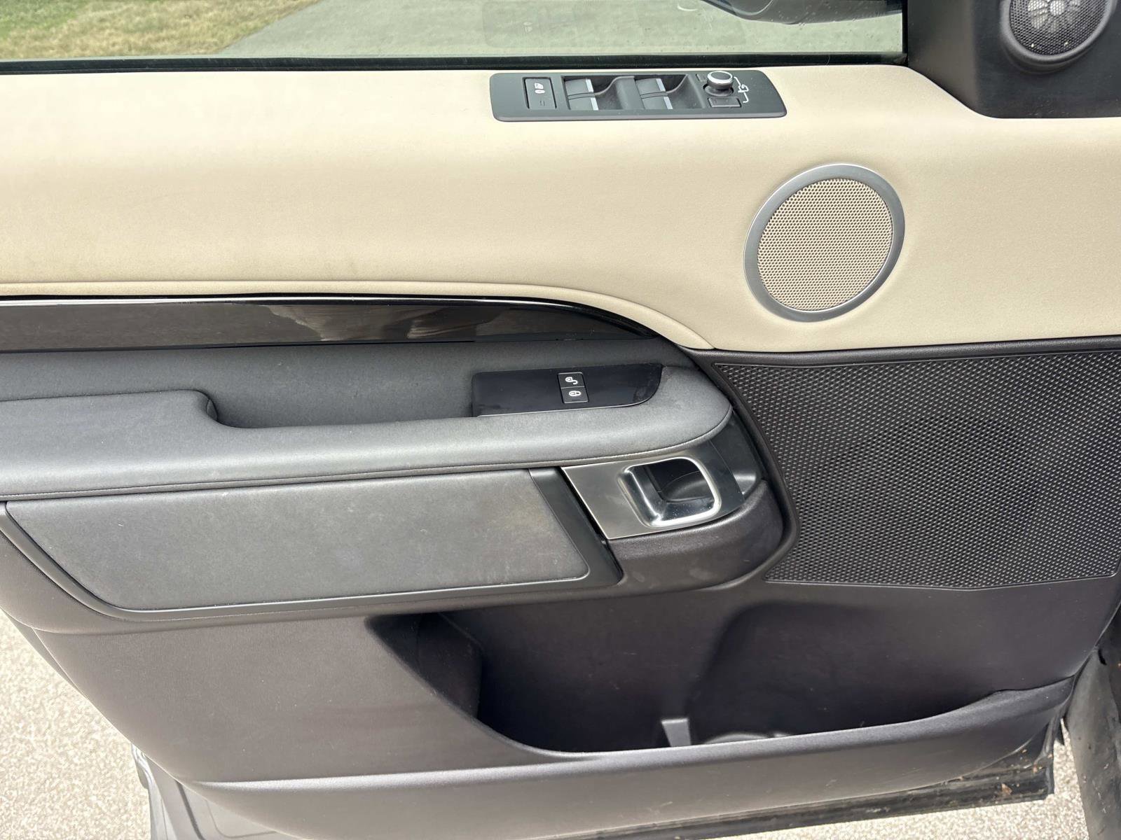 Used 2018 Land Rover Discovery SE image 12