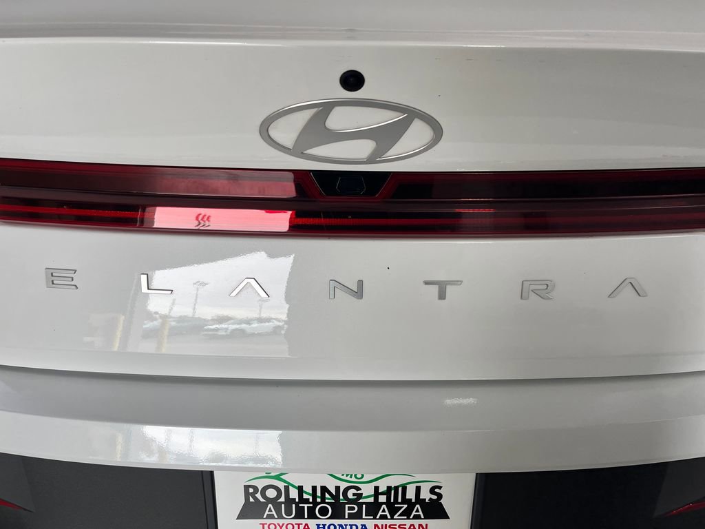 Used 2025 Hyundai Elantra Blue FWD image 43