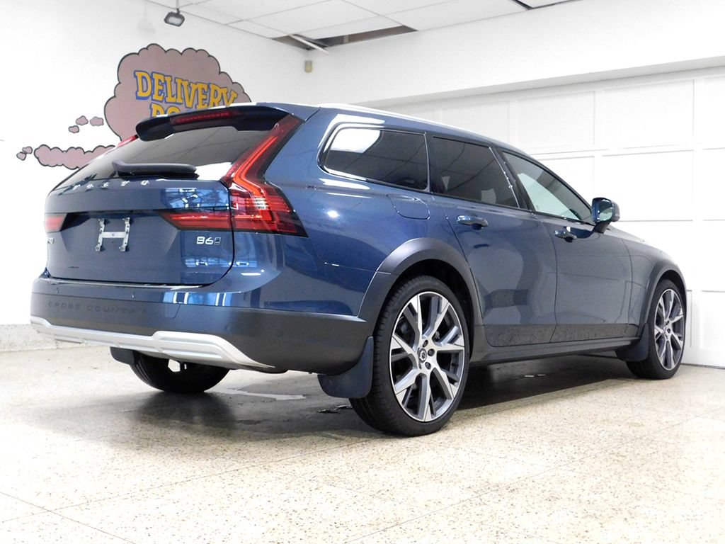 Used 2023 Volvo V90 B6 Cross Country Ultimate AWD/4WD image 4