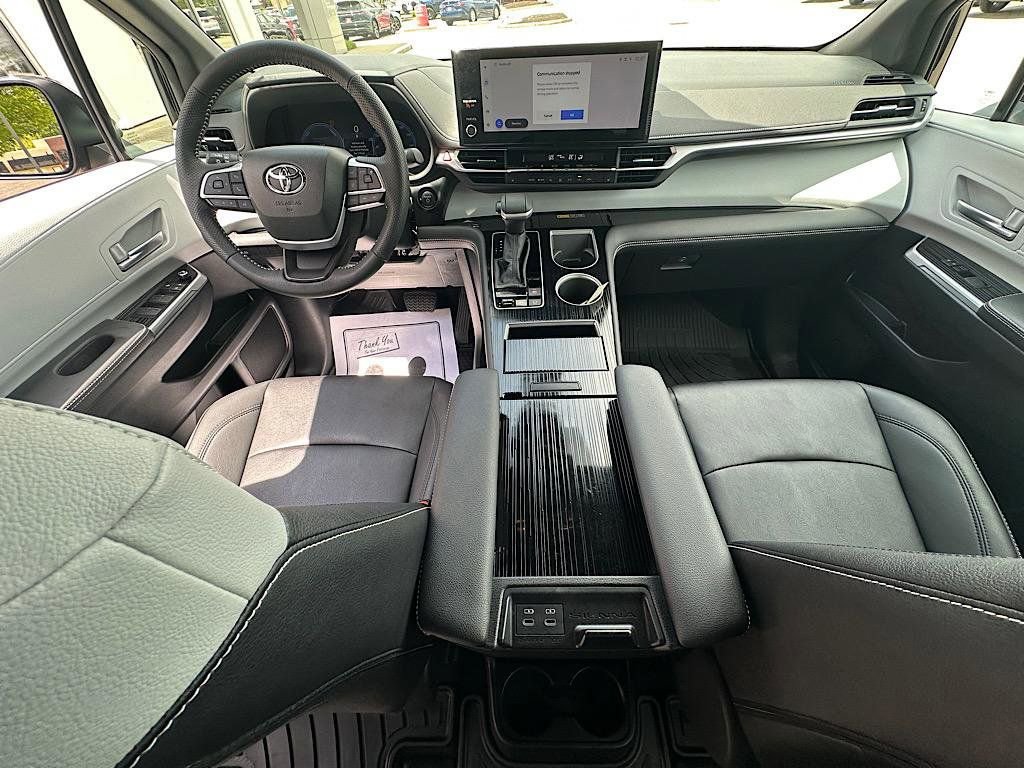 Used 2025 Toyota Sienna XSE AWD/4WD image 15