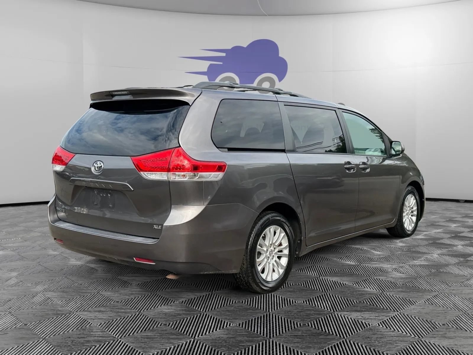 Used 2012 Toyota Sienna XLE w/ Entertainment Pkg FWD image 6