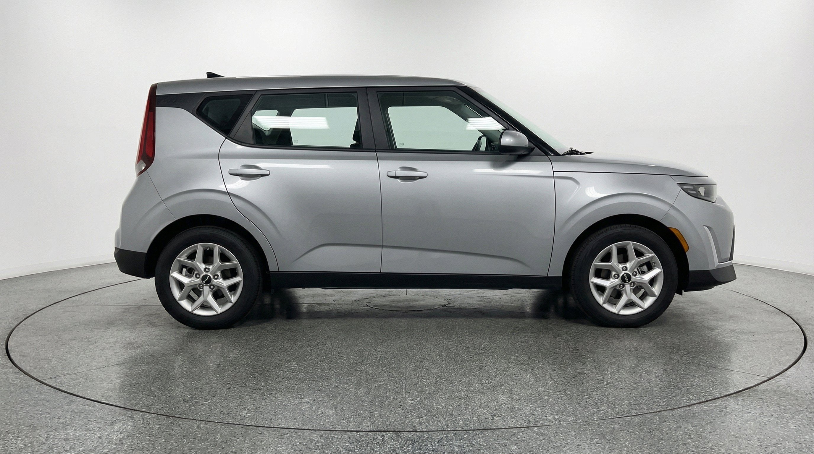 Used 2025 Kia Soul LX w/ LX Technology Package FWD image 11