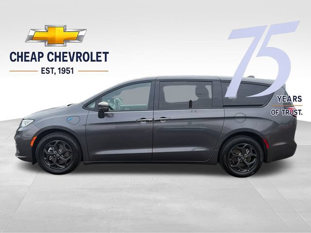 Used 2022 Chrysler Pacifica Touring-L w/ Uconnect Theater Family Group FWD image 2
