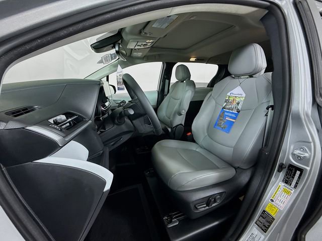 Used 2025 Toyota Sienna XLE w/ XLE Plus Package FWD image 5