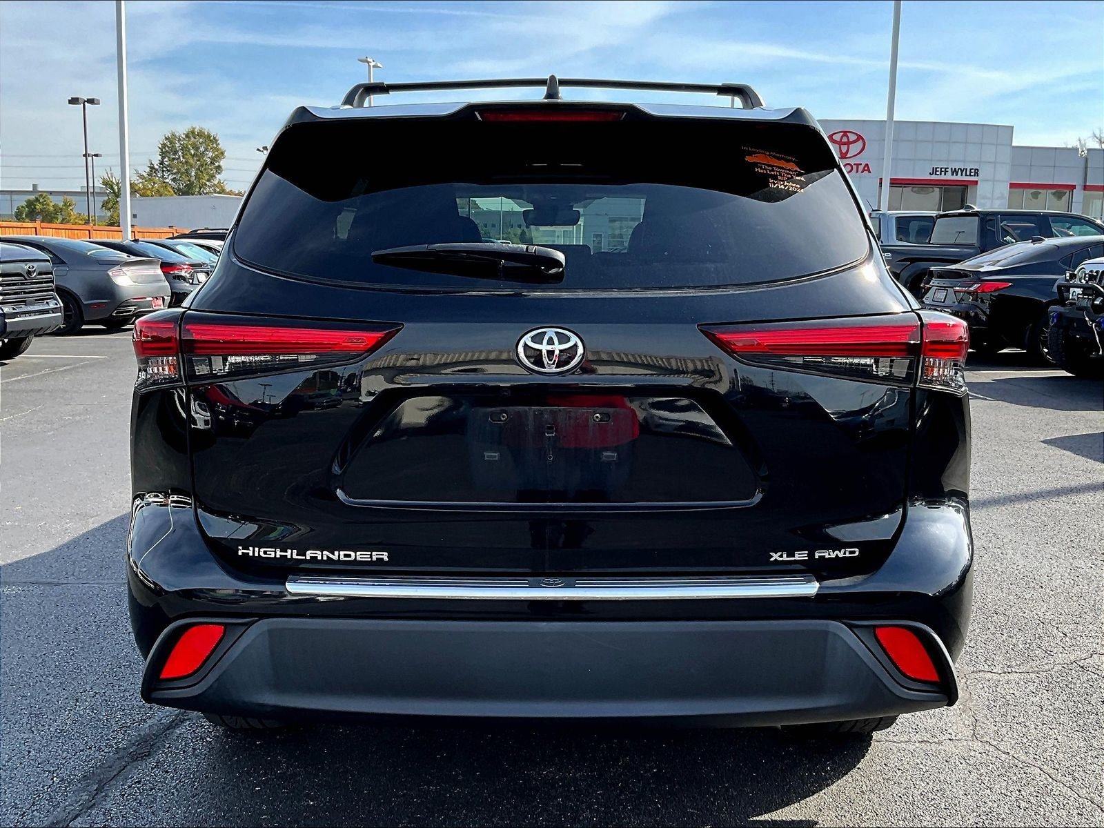 Used 2022 Toyota Highlander XLE AWD/4WD image 5