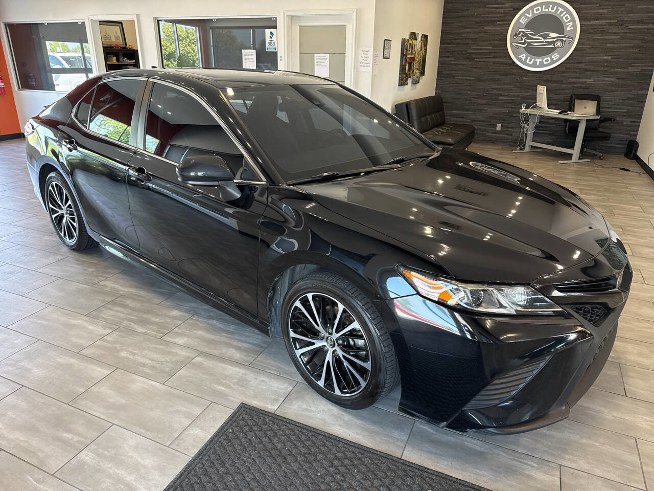Used 2020 Toyota Camry SE w/ Phone Cable & Charge Package image 4