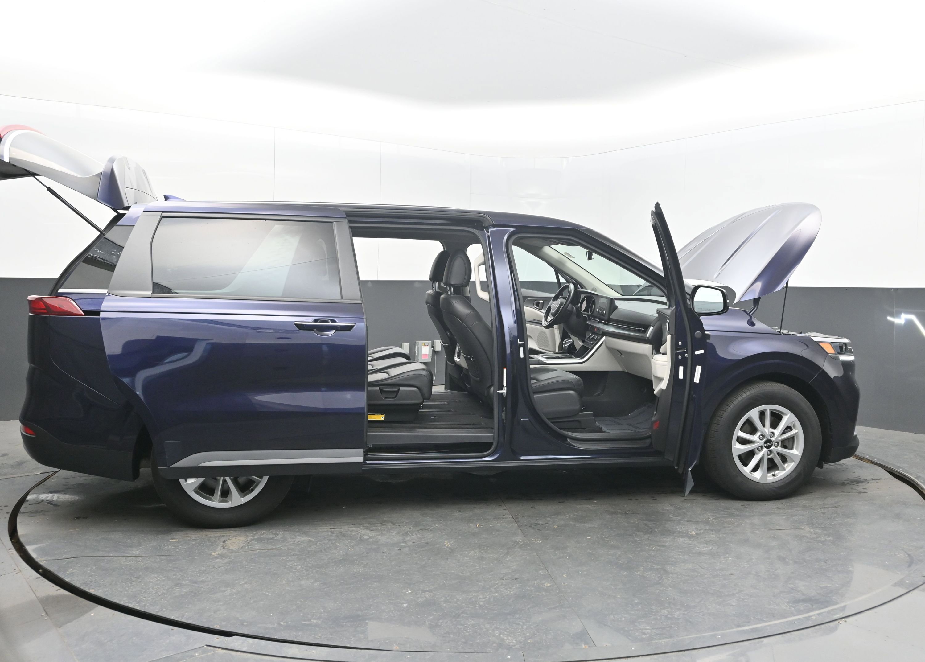 Used 2023 Kia Carnival LX image 44