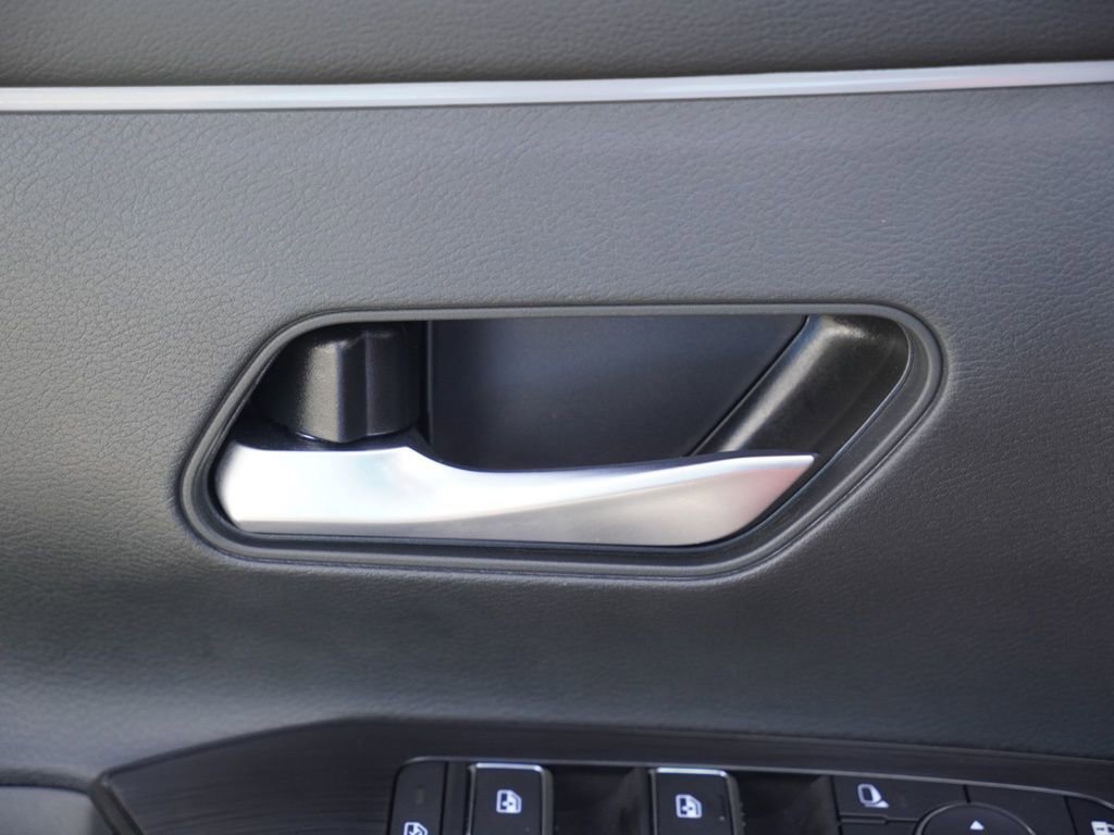 Certified 2025 Nissan Kicks SR image 8