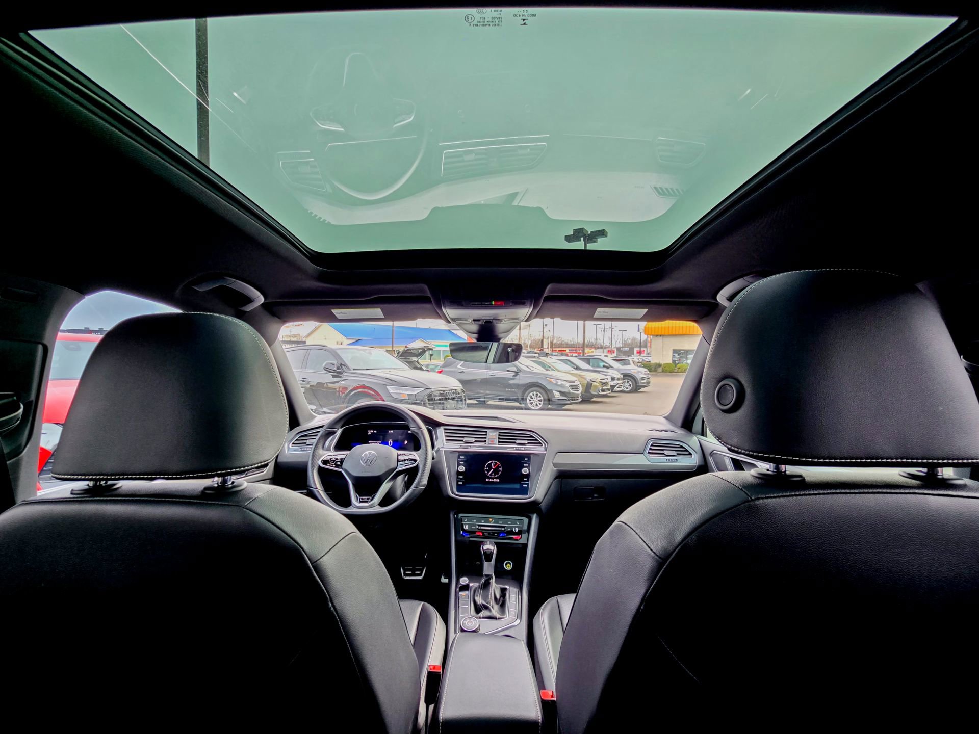 Used 2022 Volkswagen Tiguan SE R-Line image 2