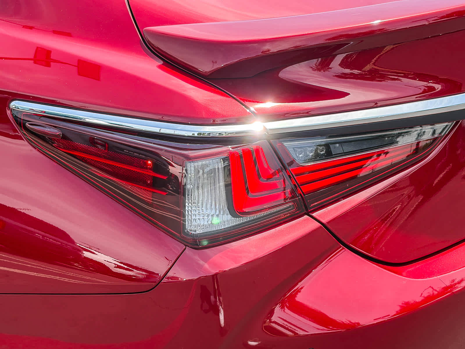 Used 2024 Lexus ES 300h w/ Accessory Package (Z2) FWD image 8