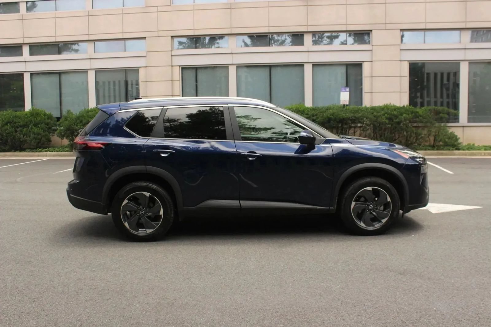 Used 2024 Nissan Rogue SV w/ SV Premium Package AWD/4WD image 12