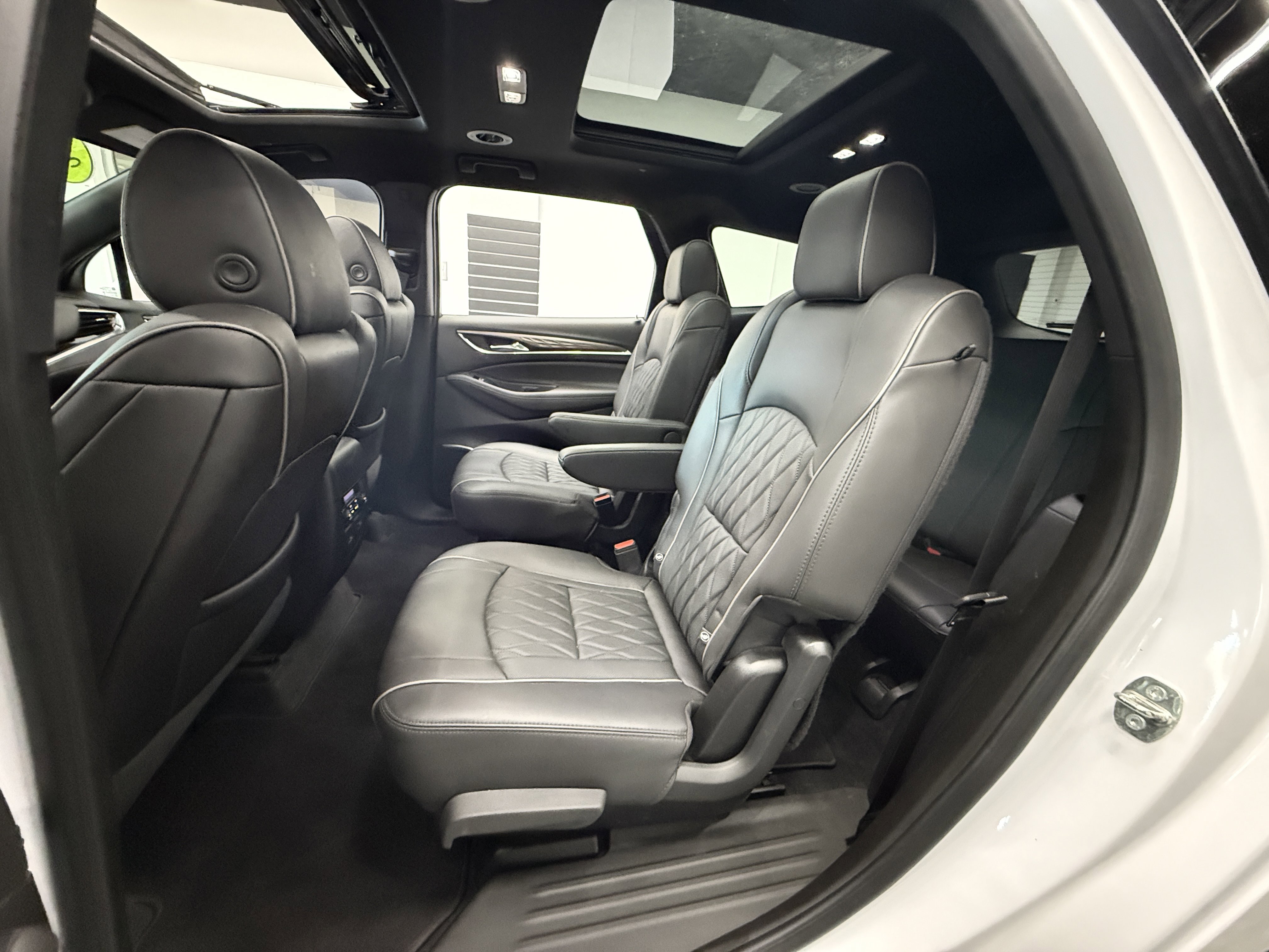 Used 2023 Buick Enclave Avenir image 27