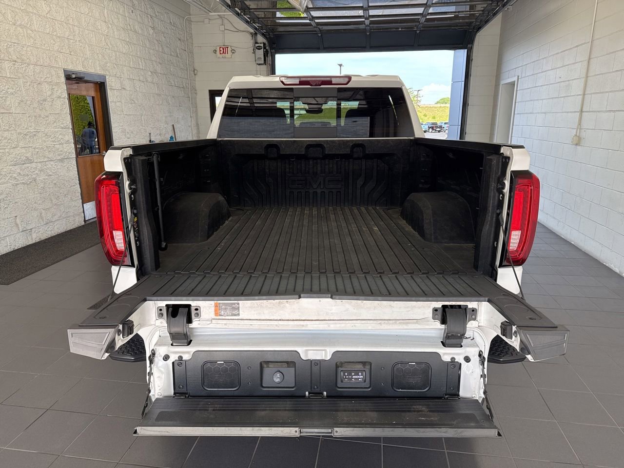 Used 2024 GMC Sierra 1500 Denali Ultimate AWD/4WD image 11