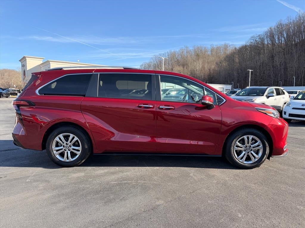 Used 2023 Toyota Sienna Platinum image 3