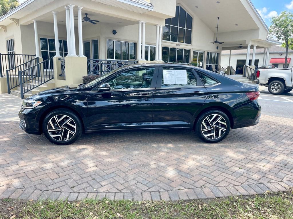 Used 2024 Volkswagen Jetta SEL image 2