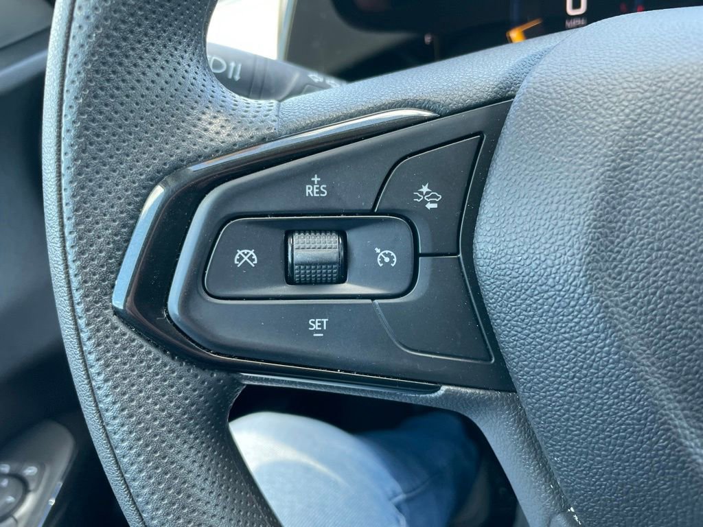 Used 2025 Chevrolet Trax LT FWD image 17