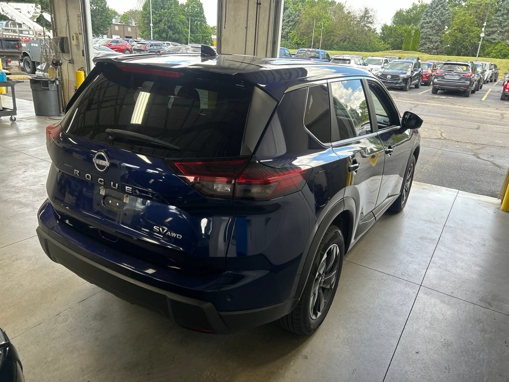 Used 2024 Nissan Rogue SV AWD/4WD image 7