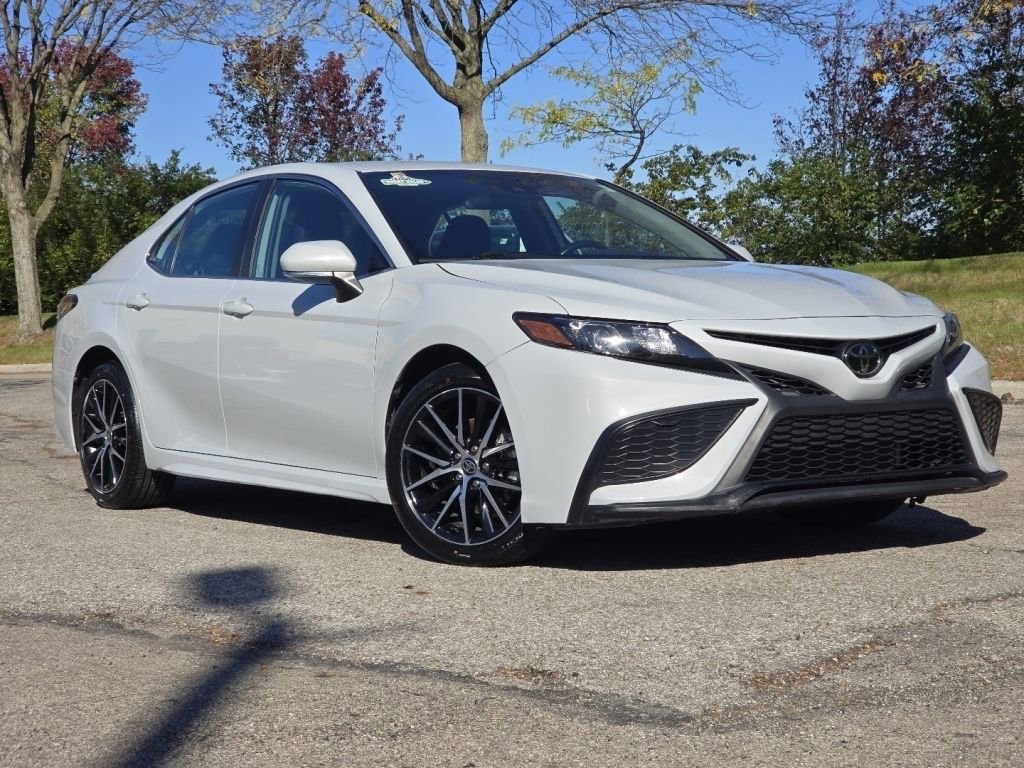 Used 2023 Toyota Camry SE image 2