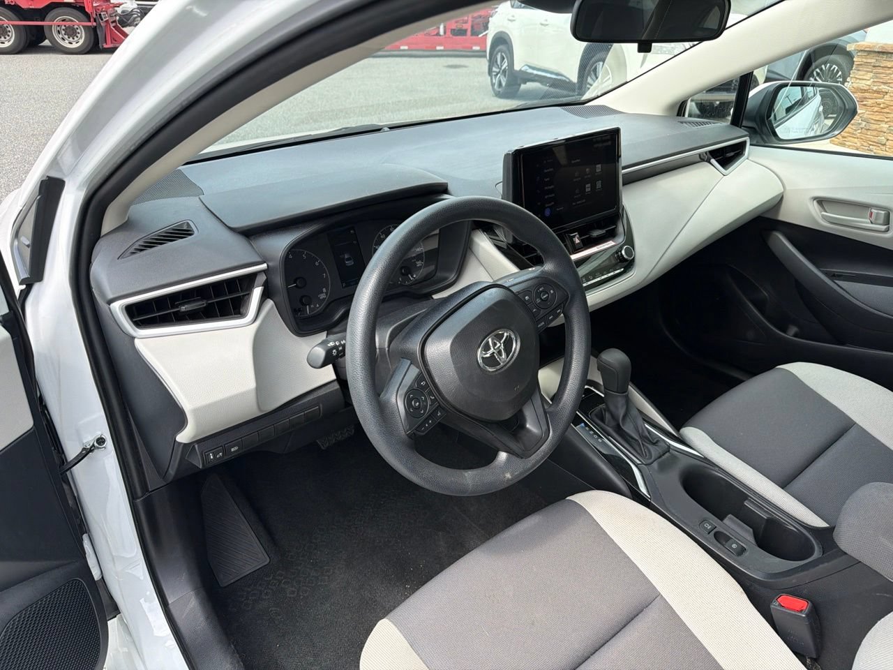 Used 2025 Toyota Corolla LE FWD image 4