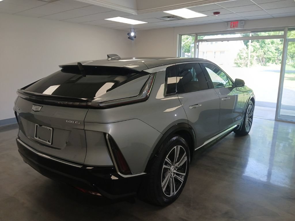 Used 2024 Cadillac Lyriq Luxury w/ LPO, Floor Liner Package AWD/4WD image 2