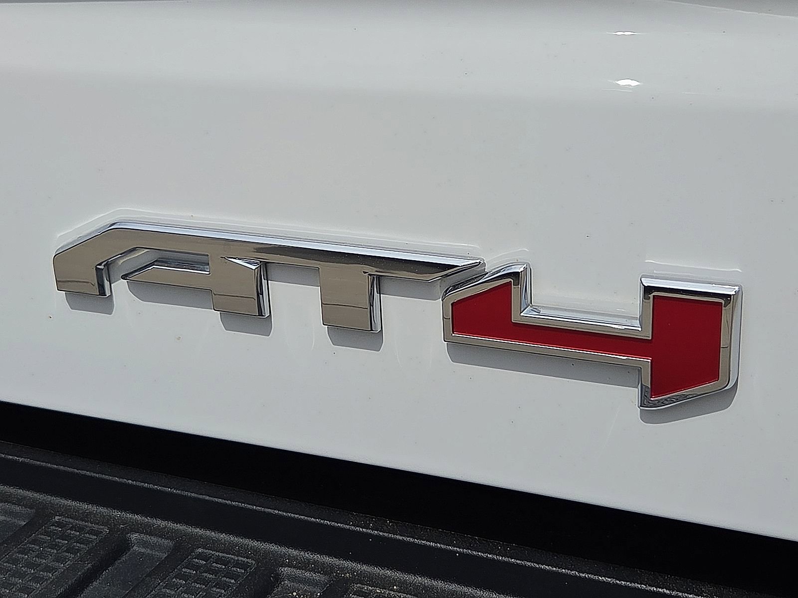 Used 2024 GMC Sierra 1500 AT4 w/ Technology Package image 9