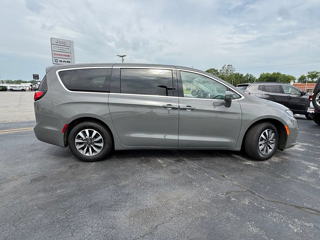 Used 2022 Chrysler Pacifica Touring-L FWD image 9