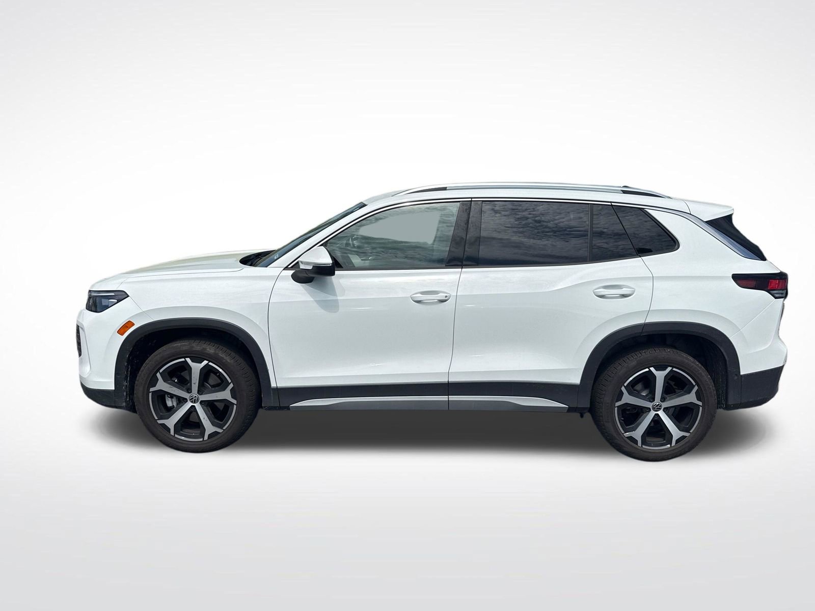 Used 2025 Volkswagen Tiguan SE AWD/4WD image 2