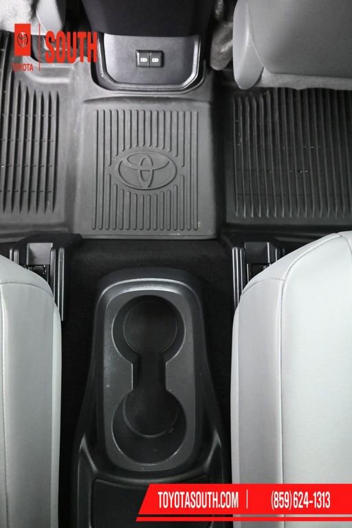Used 2022 Toyota Highlander XLE AWD/4WD image 29