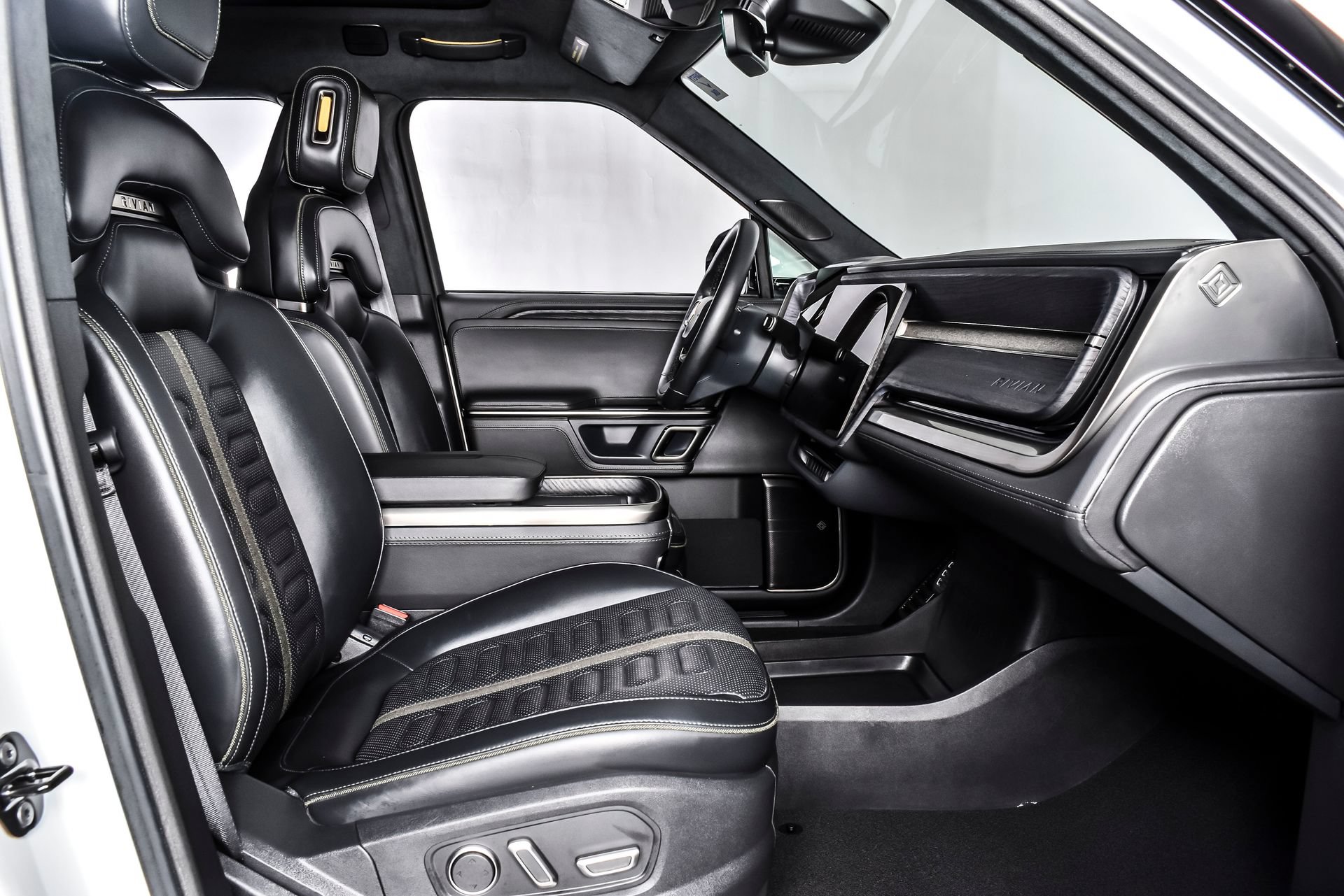 Used 2024 Rivian R1S Adventure AWD/4WD image 26
