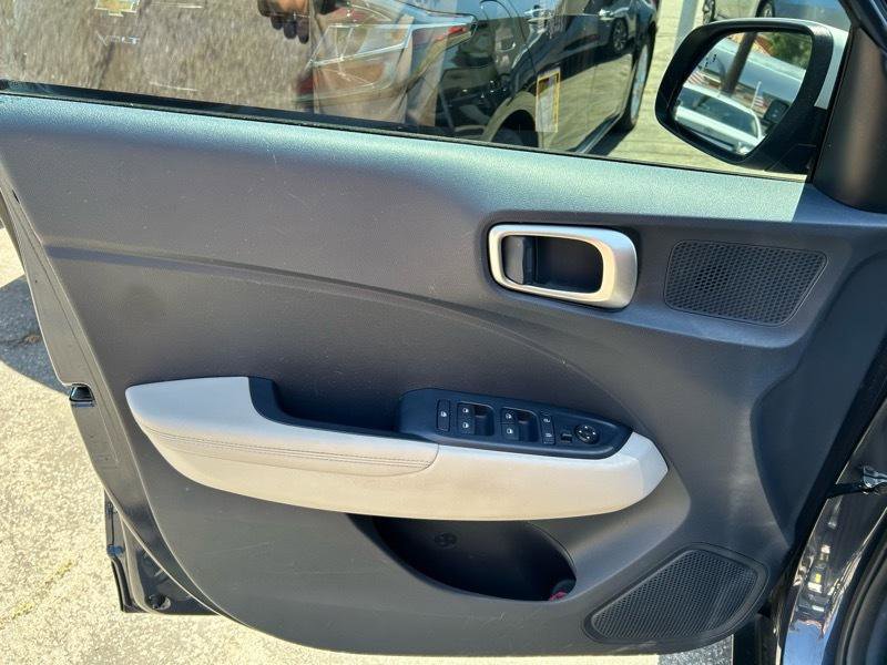 Used 2022 Hyundai Venue Limited FWD image 7