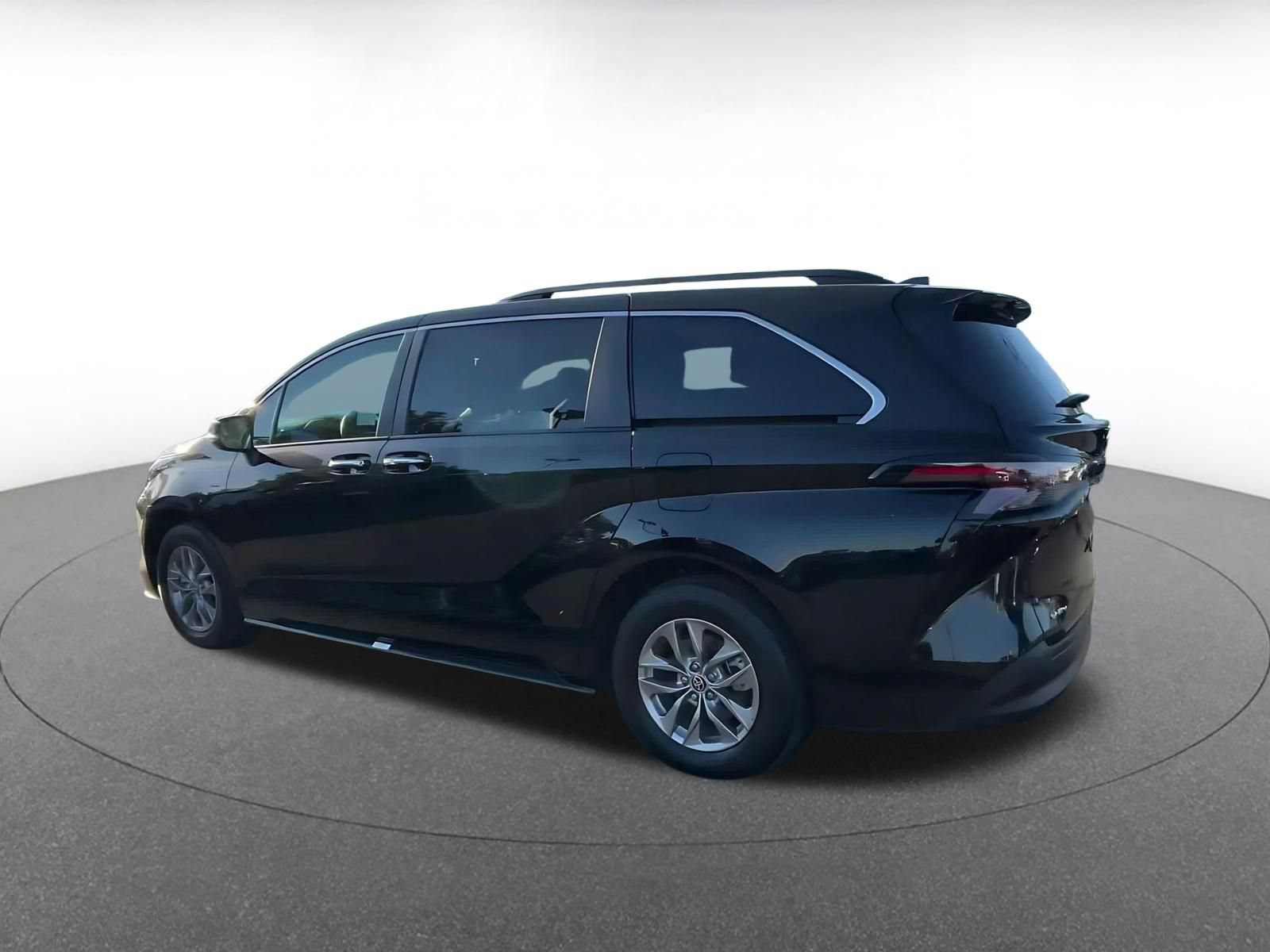 Used 2025 Toyota Sienna XLE FWD image 9